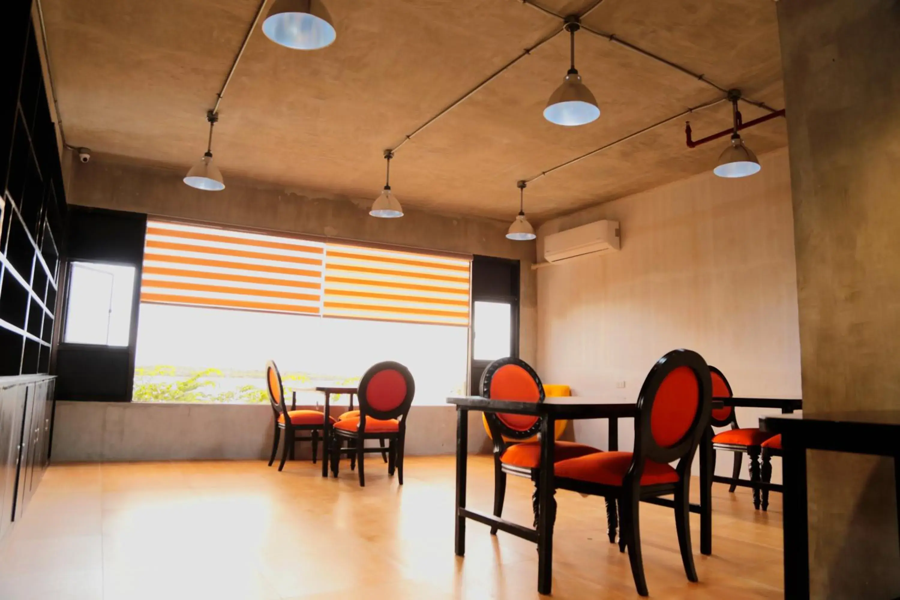 Seating area in Travelbee Seaside Inn